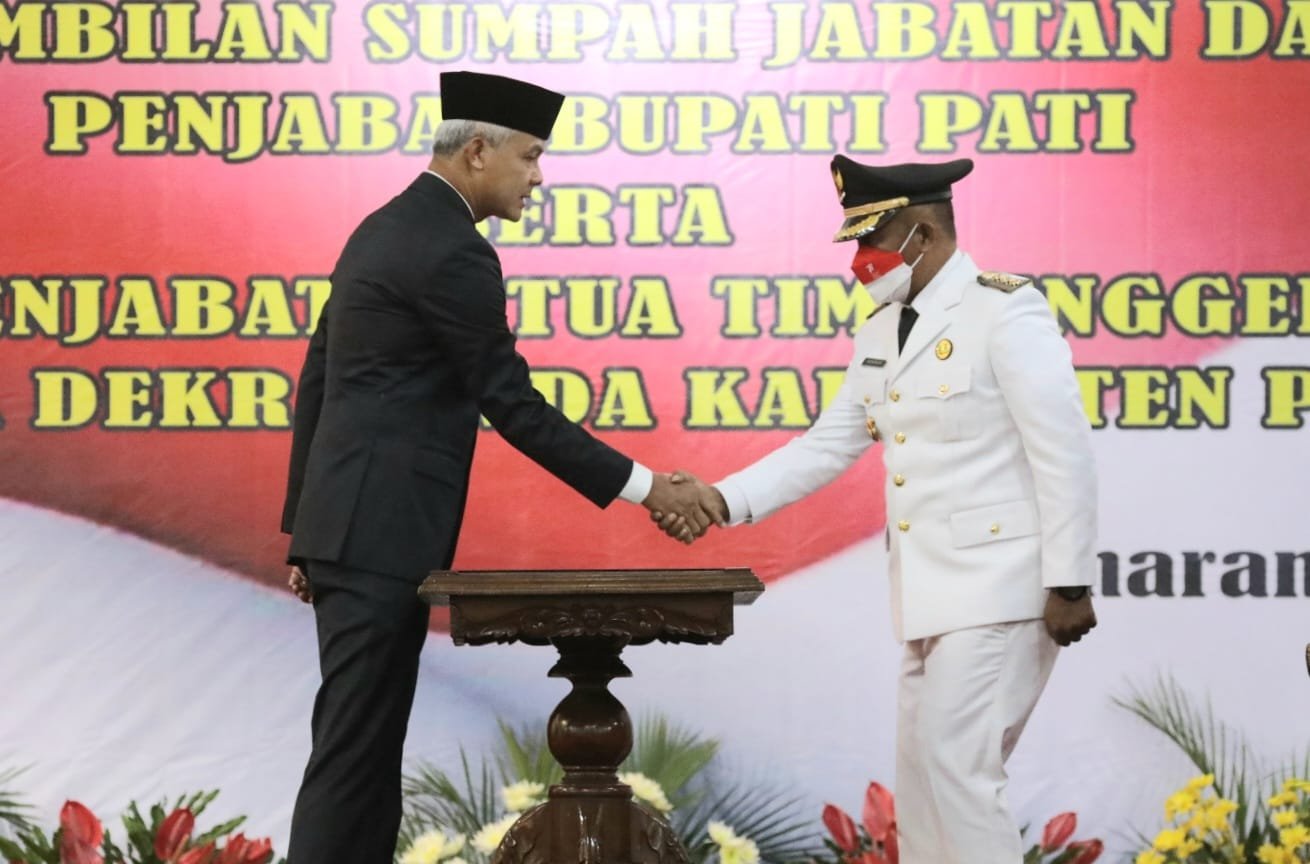 Gubernur Jawa Tengah Ganjar Pranowo melantik Kepala Dinas Perhubungan (Dishub) Provinsi Jawa Tengah Henggar Budi Anggoro menjadi penjabat Bupati Pati di Gedung Gradhika Bhakti Praja, Senin (22/8/2022) malam