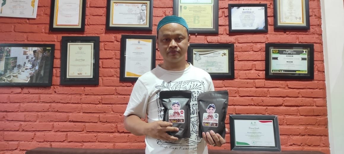 VIRAL. Pemilik kopi Tugiman, Zaenal Arifin (38) saat ditemui di rumah produksinya, di Kwadungan Gunung I, Kecamatan Kledung, Kabupaten Temanggung. (foto : huni wejang/magelang ekspres)