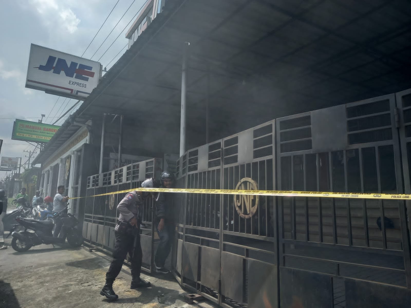 TEROR. Garis Polisi terpasang di Kantor pengiriman paket, JNE, di Jalan Magelang-Jogja Mertoyudan, Sumberrejo Magelang, yang mengalami aksi teror dari mantan karyawan.
